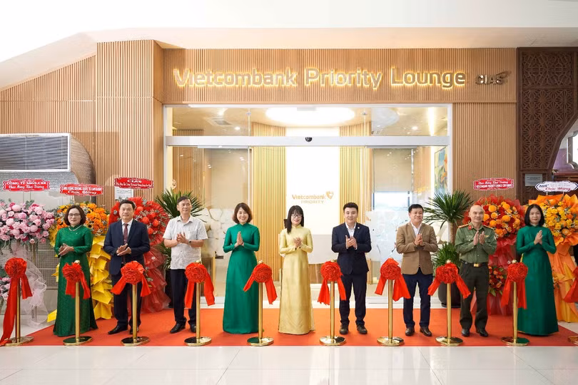 Đại diện lãnh đạo Vietcombank, CIAS và các cơ quan, đơn vị tại Cảng hàng không quốc tế Cam Ranh thực hiện nghi thức cắt băng khai trương Vietcombank Priority Lounge Cam Ranh