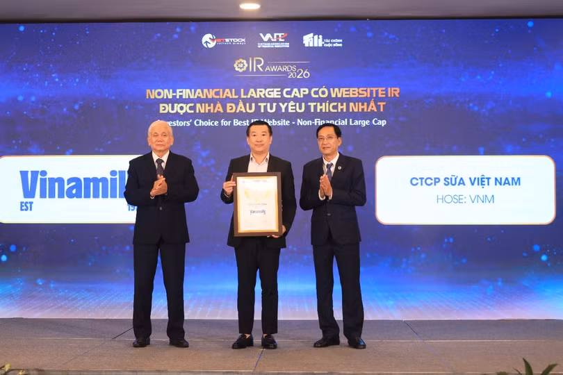 Đại diện Vinamilk, ông Đỗ Thanh Tuấn - Giám đốc Đối ngoại - đón nhận danh hiệu Doanh nghiệp vốn hóa lớn phi tài chính có website IR được nhà đầu tư yêu thích nhất (Ảnh: BTC).