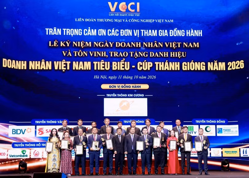 Vinh Danh các doanh nghiệp đồng hành chương trình ngày doanh nhân Việt Nam. Ảnh Hoàng Long.