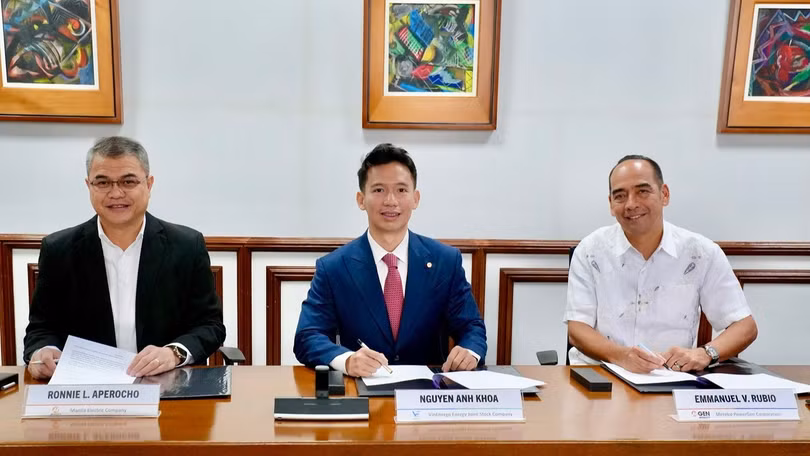 Từ trái qua: Ông Ronnie L.Aperocho, Phó Chủ tịch Điều hành kiêm Giám đốc Vận hành (COO) của Meralco, ông Nguyễn Anh Khoa, Tổng Giám đốc VinEnergo và ông Emmanuel V. Rubio, Chủ tịch kiêm Tổng Giám đốc điều hành MGEN tại lễ ký kết.