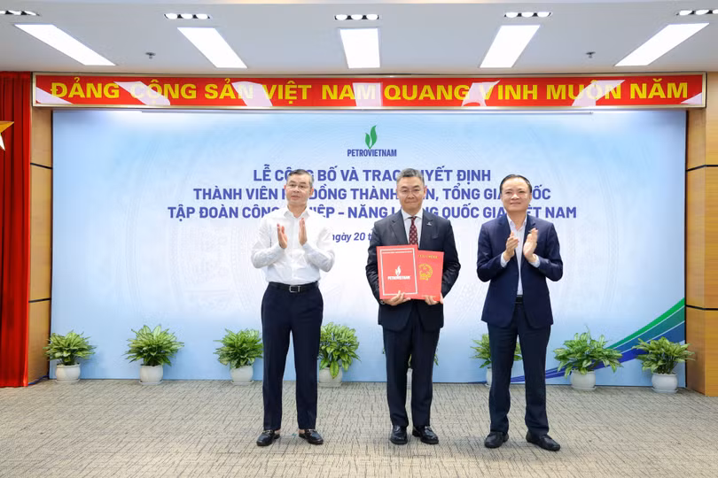 chu-tich-hdtv-petrovietnam-le-ngoc-son-trao-quyet-dinh-bo-nhiem-ong-le-manh-cuong-giu-chuc-vu-tong-giam-doc-tap-doan.jpg