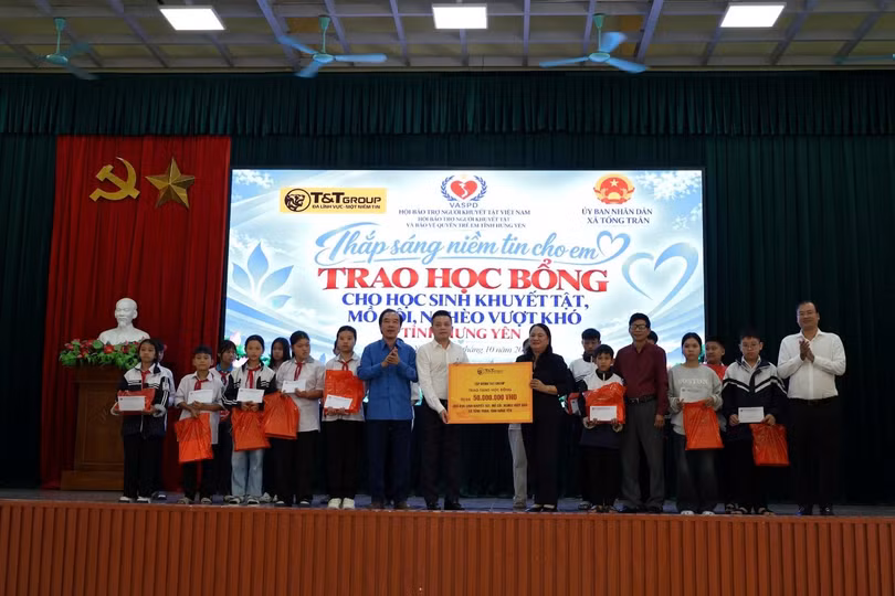 Đại diện T&amp;T Group cùng các đơn vị trao 50 suất học bổng cho học sinh có hoàn cảnh khó khăn tại xã Tống Trân (tỉnh Hưng Yên). Ảnh: Anh Chiến.