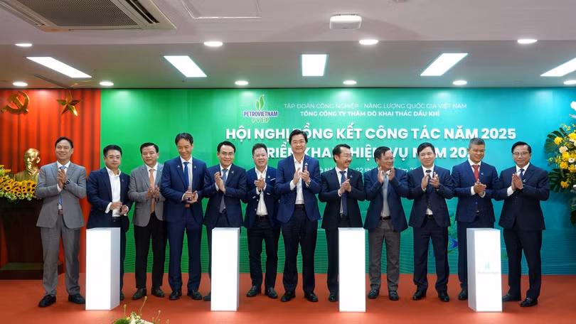 Các đại biểu thực hiện nghi thức phát động phong trào thi đua năm 2026.