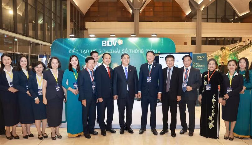 Ủy viên Bộ Chính trị, Phó Thủ tướng Thường trực Chính phủ Phạm Gia Túc và đại diện các cơ quan, tổ chức và cộng đồng doanh nghiệp tham quan gian hàng Chuyển đổi số của BIDV. Ành: Hoàng Long.