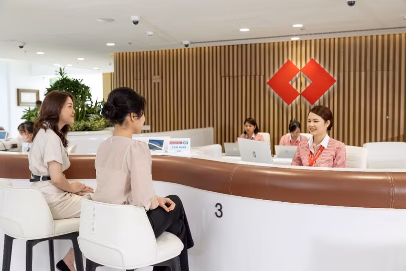 Trong quý III/2026, Techcombank dẫn đầu ngành ngân hàng với BEI đạt 3.8 và NPS đạt 98 điểm, phản ánh sức mạnh thương hiệu cùng mức độ tin tưởng, gắn kết vượt trội của khách hàng. Ảnh Techcombank