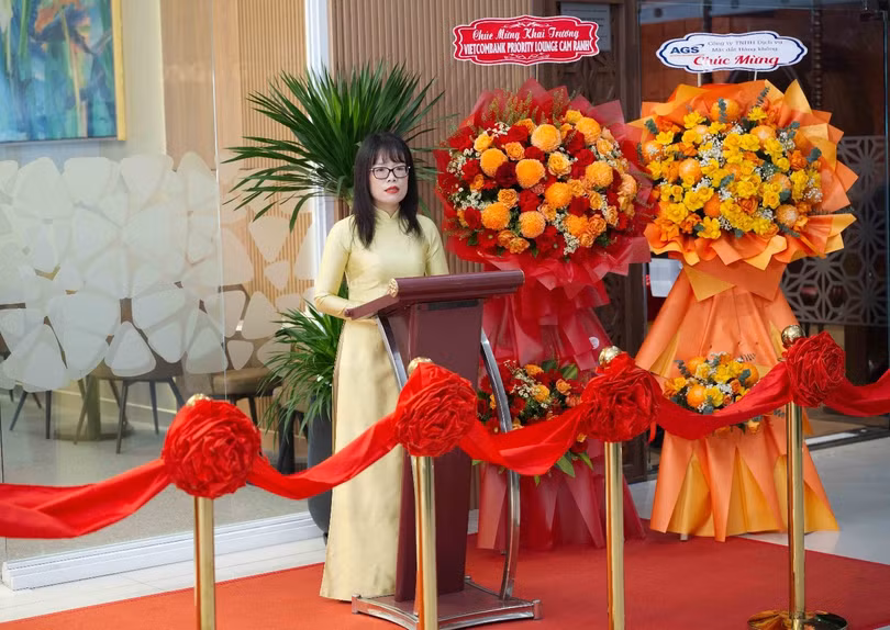 Bà Đoàn Hồng Nhung - Thành viên Ban điều hành, Giám đốc Khối Bán lẻ Vietcombank phát biểu tại lễ khai trương