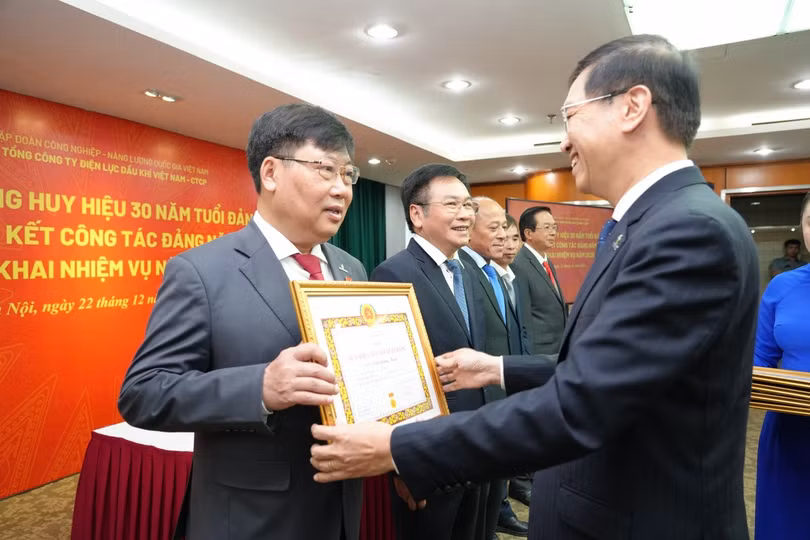 Đồng chí Trần Quang Dũng - Phó Bí thư Thường trực Đảng ủy Petrovietnam trao Huy hiệu 30 năm tuổi Đảng cho các đảng viên.