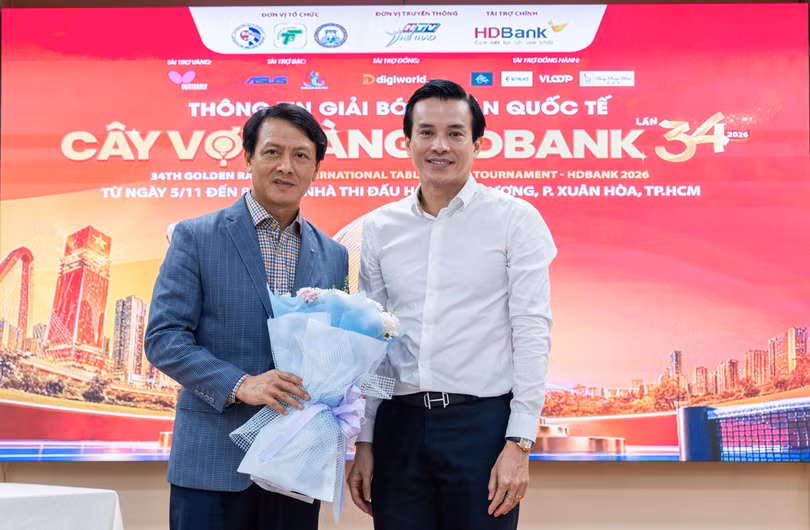 Ông Nguyễn Nam Nhân, Phó Giám đốc Sở Văn hóa và Thể thao TP.HCM, trao hoa cho đại diện HDBank – nhà tài trợ kim cương của Giải bóng bàn quốc tế Cây vợt vàng – HDBank lần thứ 34.