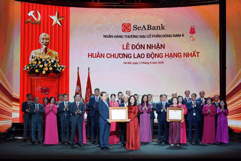 anh-1-ba-le-thu-thuy-pho-chu-tich-hdqt-seabank-dai-dien-ngan-hang-don-nhan-huan-chuong-lao-dong-hang-nhat.jpg