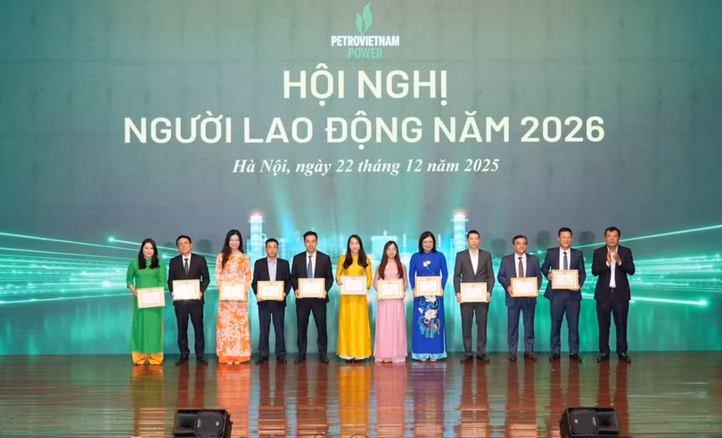 Đồng chí Lê Như Linh - Phó Bí thư Đảng ủy, Tổng Giám đốc PV Power trao Giấy khen của Tổng Giám đốc Tập đoàn cho các cá nhân có thành tích xuất sắc năm 2025.