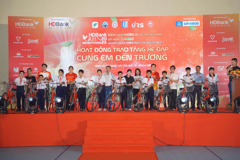 Những phần quà được trao tặng tiếp thêm động lực cho các em học sinh đến trường mỗi ngày.