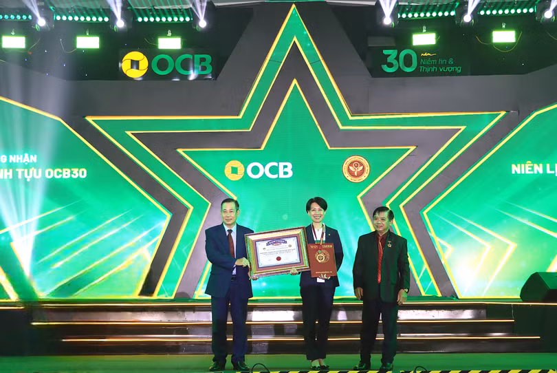 Đại diện OCB nhận danh hiệu “Niên lịch và Thành tựu Việt nam”