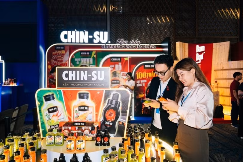 co-dong-tham-quan-trai-nghiem-cac-gian-hang-san-pham-cua-masan-consumer-3.jpg
