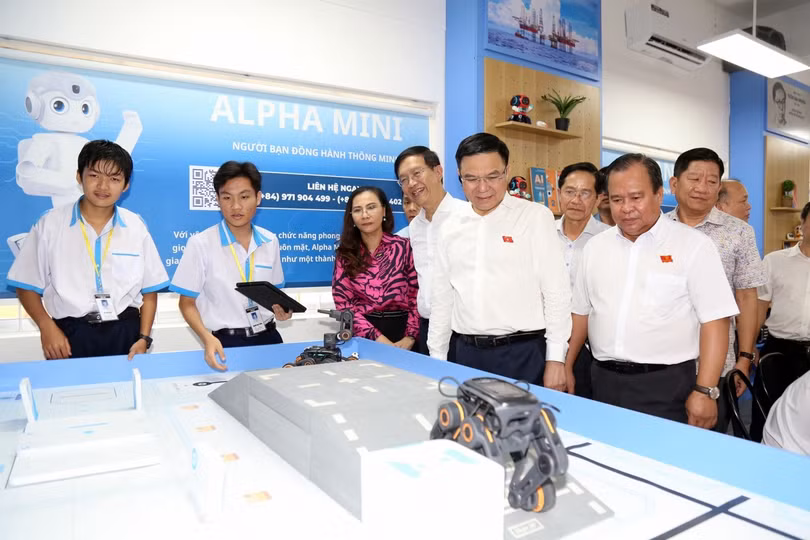 Đồng chí Lê Mạnh Hùng - Bí thư Đảng ủy, Chủ tịch HĐTV Petrovietnam và đồng chí Trần Quang Dũng - Phó Bí thư Thường trực Đảng ủy Petrovietnam cùng lãnh đạo tỉnh Cà Mau tham quan phòng STEM tại Trường THPT Đầm Dơi.