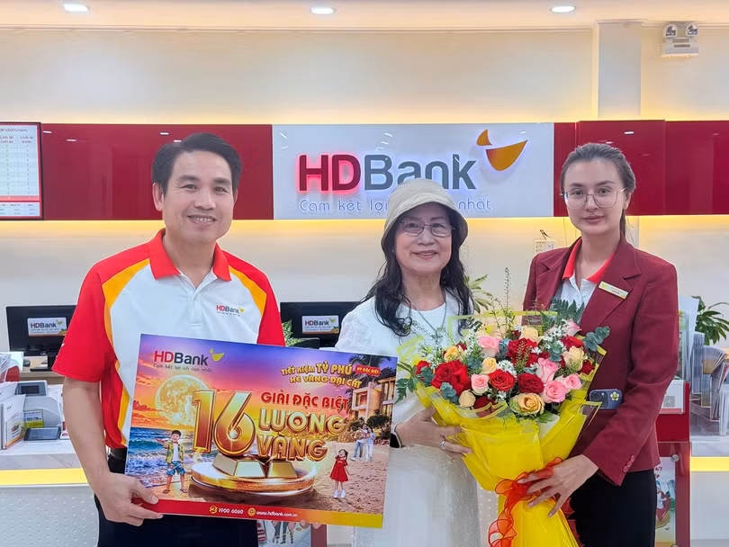 Khách hàng Mã Tiếp Ngân (giữa) bất ngờ khi trúng giải thưởng cao nhất của chương trình. Ảnh: HDbank cung cấp.