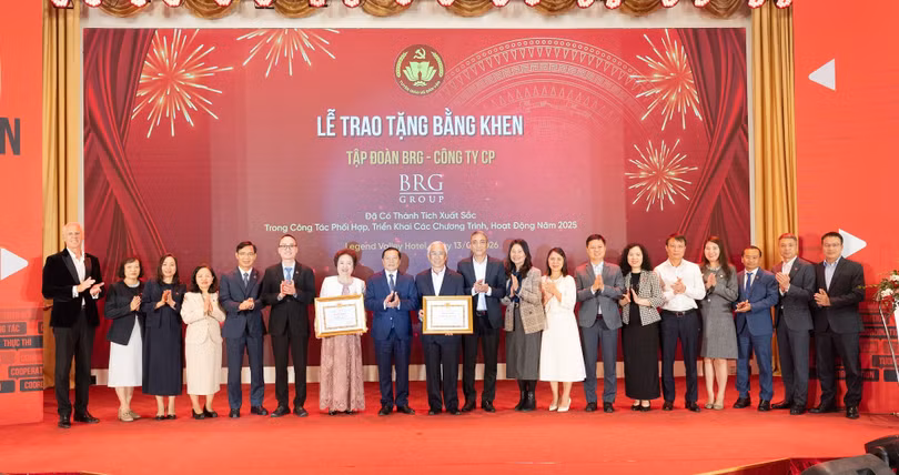 02-tap-doan-brg-nhan-bang-khen-cua-btgdvtw.jpg