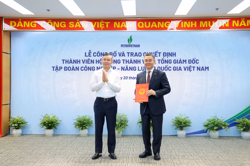 bo-truong-bo-tai-chinh-ngo-van-tuan-trao-quyet-dinh-bo-nhiem-thanh-vien-hdtv-petrovietnam-cho-ong-le-manh-cuong.jpg