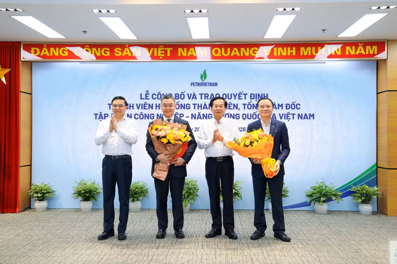 bo-truong-bo-noi-vu-do-thanh-binh-va-bo-truong-bo-cong-thuong-le-manh-hung-chuc-mung-petrovietnam-da-kien-toan-nhan-su-lanh-dao-cap-cao.jpg