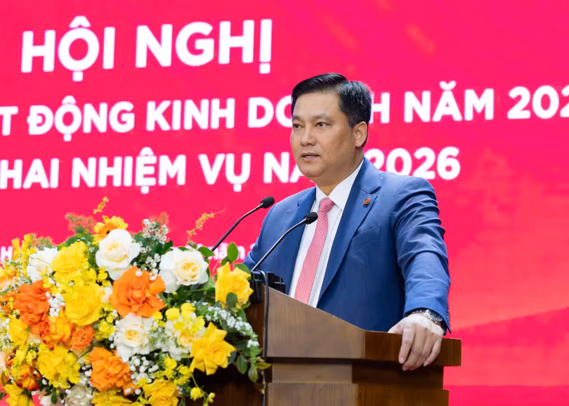 Đồng chí Phạm Toàn Vượng - Phó Bí thư Đảng ủy, Thành viên HĐTV, Tổng Giám đốc phát biểu và điều hành phần trình bày tham luận tại Hội nghị