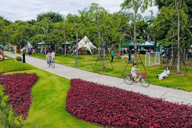 Không gian xanh, khuyến khích người lớn, trẻ nhỏ ra ngoài, hạn chế thời gian dùng thiết bị điện tử. Ảnh: Phong Anh