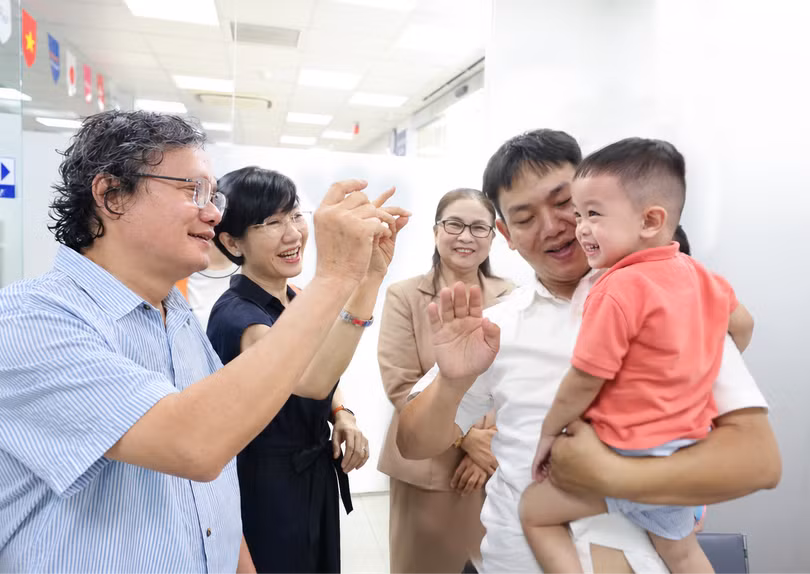 Bác sĩ Trương Hữu Khanh, người có hàng chục năm gắn bó với công tác điều trị các ca tay chân miệng nặng tại Việt Nam vui mừng khi chứng kiến em bé đầu tiên được tiêm vắc xin phòng EV71 tại VNVC. Ảnh: Nhân Lê.