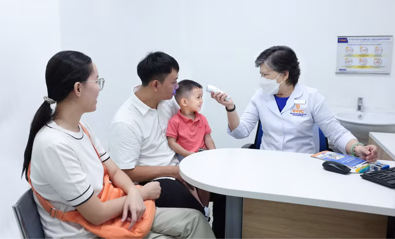Bé Minh Đức, 23 tháng tuổi được bác sĩ khám sàng lọc trước khi tiêm chủng vắc xin tay chân miệng tại VNVC sáng 25/9. Ảnh: Nhân Lê.