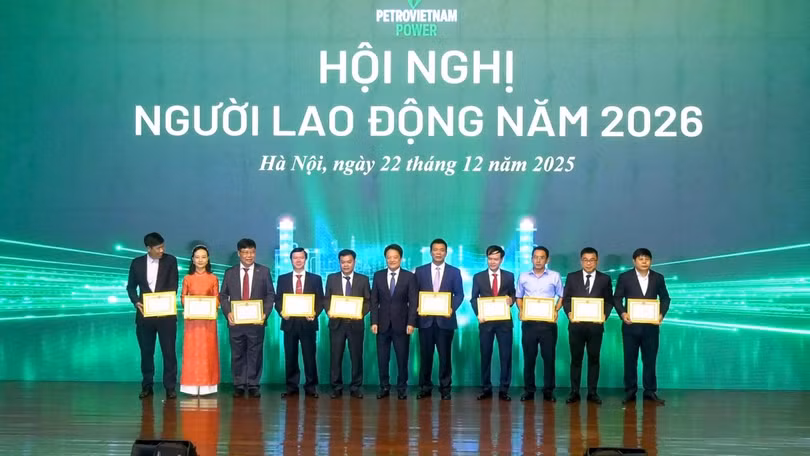 Đồng chí Hoàng Văn Quang - Bí thư Đảng ủy, Chủ tịch HĐQT PV Power trao tặng Giấy khen của Tổng Giám đốc Tập đoàn cho các tập thể có thành tích xuât sắc trong năm 2025.