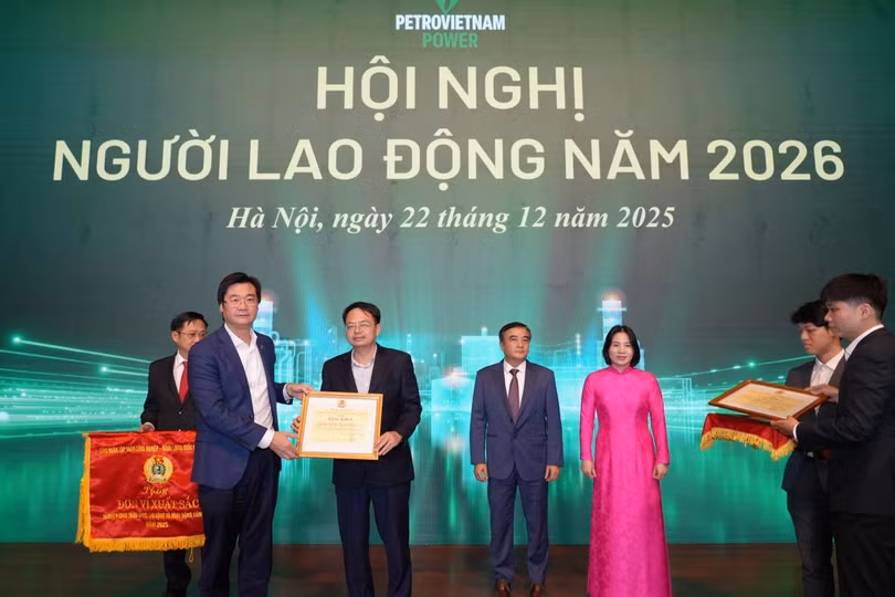 Công đoàn Petrovietnam trao tặng Bằng khen cho Công ty Điện lực Dầu khí Nhơn Trạch.