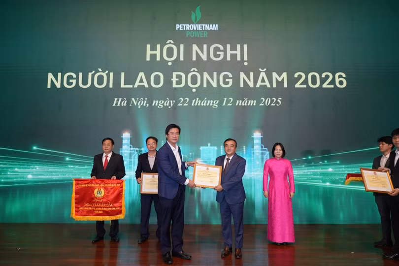 Công đoàn Petrovietnam trao tặng Bằng khen cho Công đoàn Công ty Cổ phần Dịch vụ Kỹ thuật Điện lực Dầu khí Việt Nam.