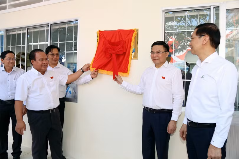 Đồng chí Lê Mạnh Hùng - Bí thư Đảng ủy, Chủ tịch HĐTV Petrovietnam và đồng chí Trần Quang Dũng - Phó Bí thư Thường trực Đảng ủy Petrovietnam cùng lãnh đạo tỉnh Cà Mau thực hiện nghi thức khánh thành phòng STEM tại Trường THPT Đầm Dơi.