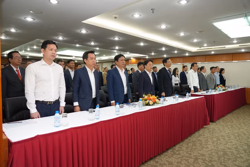 Các đại biểu thực hiện nghi lễ chào cờ