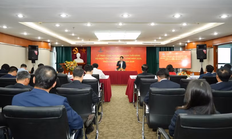 Đồng chí Hoàng Văn Quang, Ủy viên BCH Đảng bộ Petrovietnam, Bí thư Đảng ủy, Chủ tịch HĐQT Tổng công ty điều hành hội nghị
