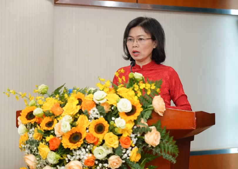 Đồng chí Ngô Hồng Vân - Ủy viên Ban Thường vụ Đảng ủy, Chủ tịch Công đoàn Tổng công ty trình báo cáo kết quả công tác Đảng năm 2025 và phương hướng, nhiệm vụ trọng tâm năm 2026