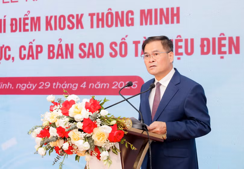 Đồng chí Bùi Văn Khắng - Phó Bí thư Tỉnh ủy, Chủ tịch UBND tỉnh Quảng Ninh phát biểu chỉ đạo tại buổi lễ