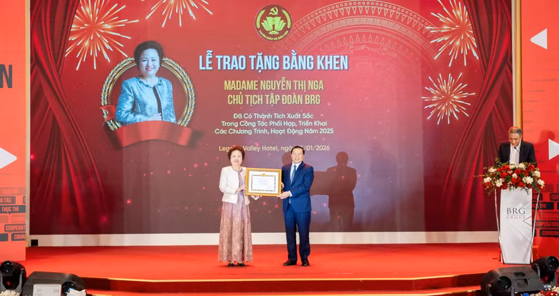 01-tap-doan-brg-nhan-bang-khen-cua-btgdvtw.jpg