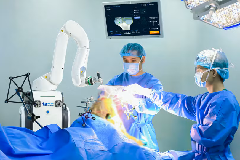 Bác sĩ đang dùng robot AI CUVIS-Joint phẫu thuật thay khớp cho người bệnh. Ảnh: Bệnh viện Đa khoa Tâm Anh