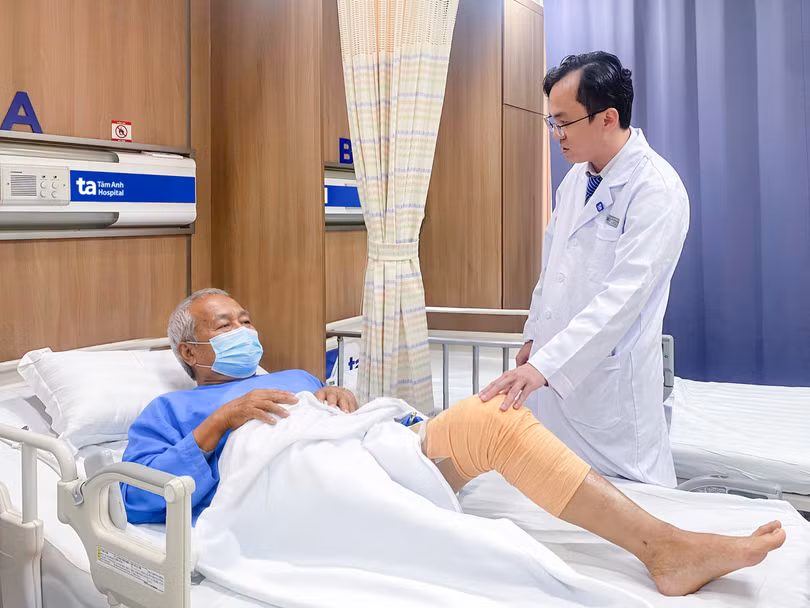 Ngay sau thay khớp bằng robot AI, ông Hoàng ít đau và phục hồi tốt. Ảnh: Bệnh viện Đa khoa Tâm Anh