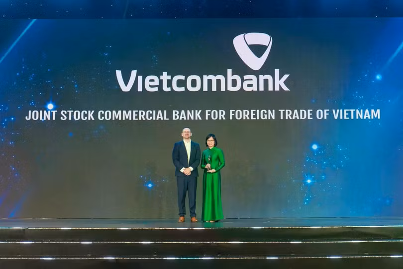 Bà Tô Thị Phương Dung - Trưởng Phòng Chính sách &amp; Kế hoạch nhân sự đại diện Vietcombank nhận cúp "Harmonia" từ BTC (ảnh trên) và chụp ảnh lưu niệm cùng đại diện lãnh đạo các đơn vị Ngân hàng TMCP Ngoại thương Việt Nam (Vietcombank) tham dự sự kiện (ảnh dưới)