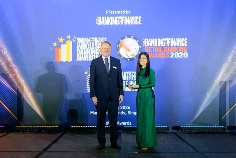Bà Nguyễn Thu Hằng - Phó trưởng Phòng Quản lý Rủi ro Tín dụng đại diện Vietcombank nhận giải “Sáng kiến Quản lý rủi ro Tín dụng của năm tại Việt Nam” (Vietnam Domestic Credit Risk Governance Initiative of the Year)
