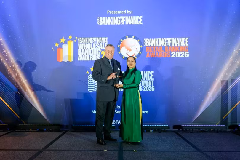 Bà Hoàng Hương Trang - Phó trưởng phòng Quản lý Rủi ro Tích hợp đại diện Vietcombank nhận giải “Sáng kiến Quản lý rủi ro của năm tại Việt Nam” (Risk Management Initiative of the Year - Vietnam)