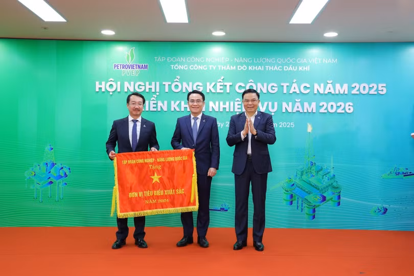 Chủ tịch HĐTV Petrovietnam Lê Mạnh Hùng trao biểu trưng danh hiệu "Đơn vị tiêu biểu xuất sắc năm 2024" cho PVEP