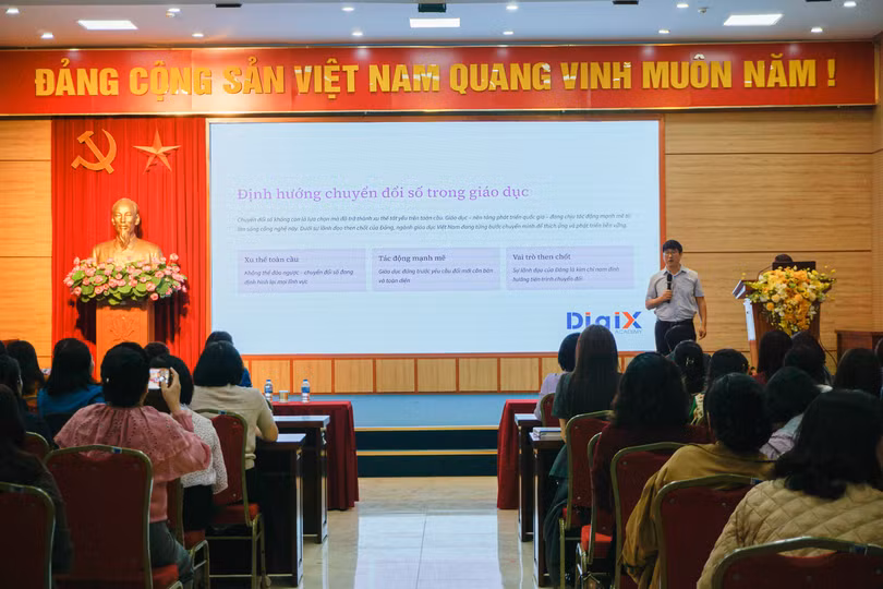 Đào tạo chuyên đề: Chuyển đổi số trong công tác giáo dục và ứng dụng công nghệ thông tin trong giảng dạy cho cán bộ giáo viên tại Đảng uỷ Phường Phương Liệt