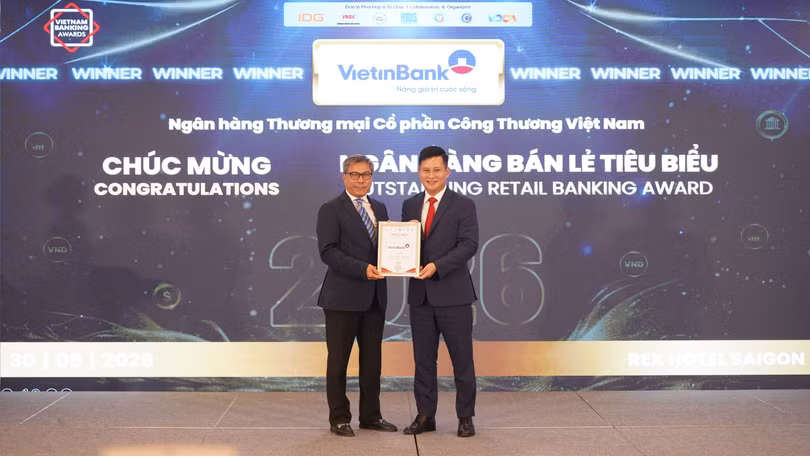 Ông Trần Công Quỳnh Lân- Phó Tổng Giám đốc phụ trách Khối Bán lẻ VietinBank nhận giải thưởng Ngân hàng bán lẻ tiêu biểu 2026