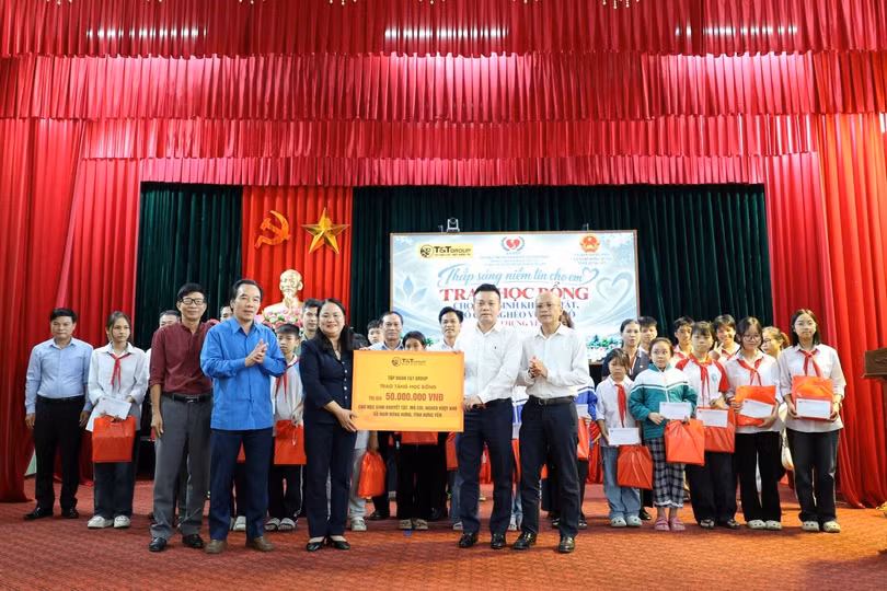 Các suất học bổng trong chương trình “Thắp sáng niềm tin cho em” được trao tới học sinh tại xã Nam Đông Hưng (tỉnh Hưng Yên). Ảnh: Anh Chiến.