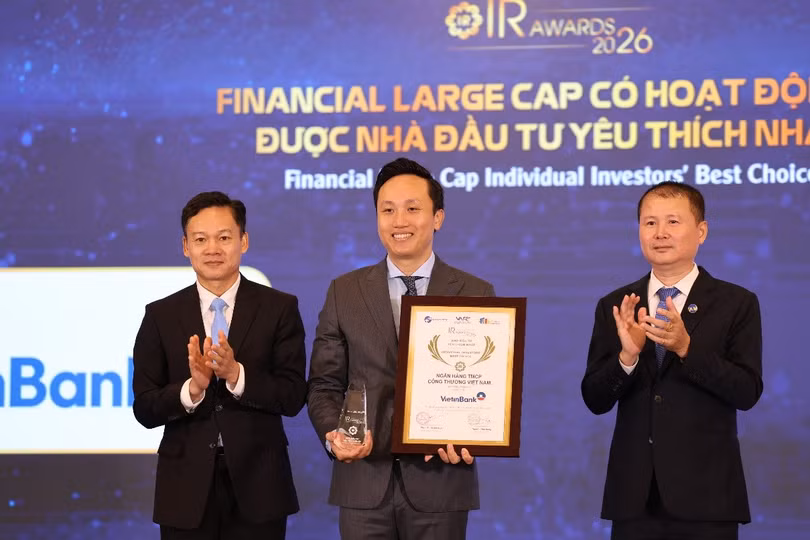 Ông Vương Huy Đông - Phó Ban Thư ký HĐQT&amp;QHCĐ đại diện VietinBank nhận giải thưởng hạng mục “Financial Large Cap có hoạt động IR được Nhà đầu tư yêu thích nhất 2026”