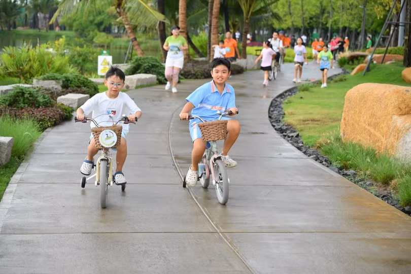 Những đứa trẻ vui vẻ, hoạt bát khi được sống gần với thiên nhiên.
