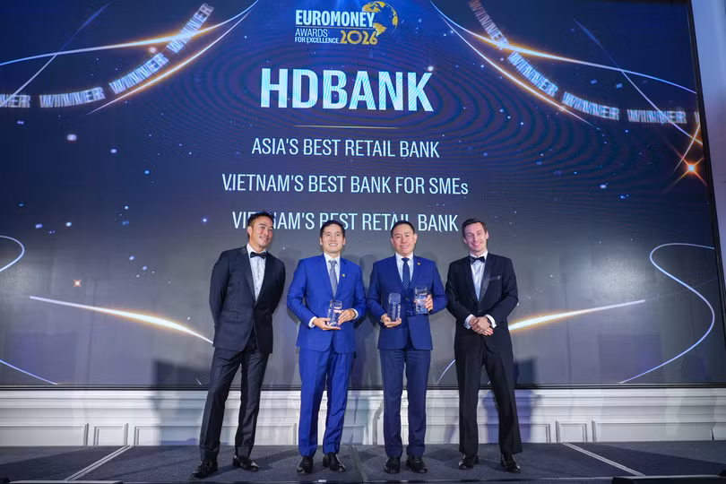 Đại diện HDBank nhận giải “Ngân hàng Bán lẻ tốt nhất châu Á” và 03 giải thưởng uy tín khác cho HDBank do Euromoney vinh danh, tại Singapore ngày 10/9/2026.