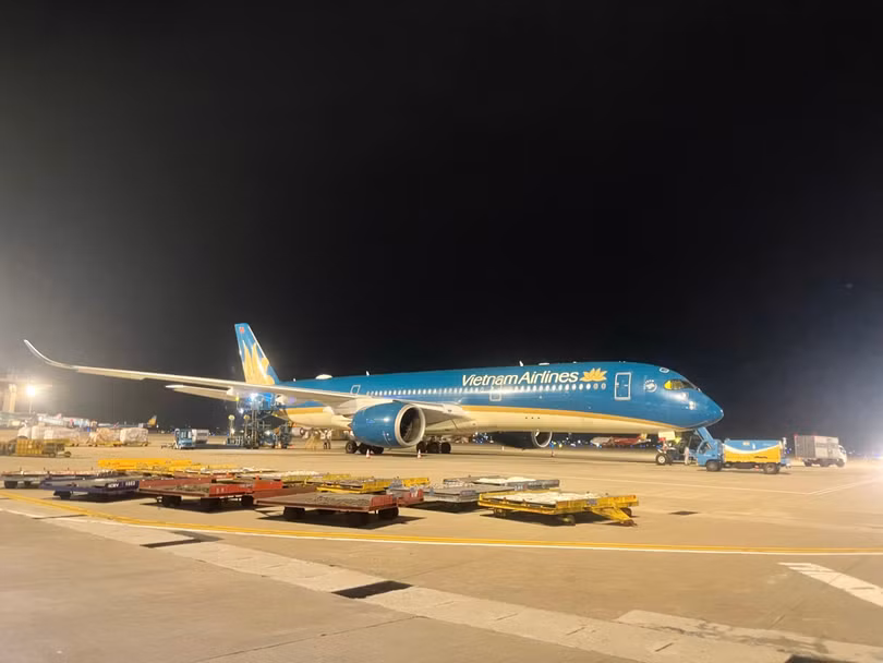 2-chuyen-bay-mang-so-hieu-vn68-khai-thac-bang-may-bay-than-rong-airbus-a350-cat-canh-tu-cang-hang-khong-quoc-te-noi-bai-luc-23h30-ngay-29-6.jpg