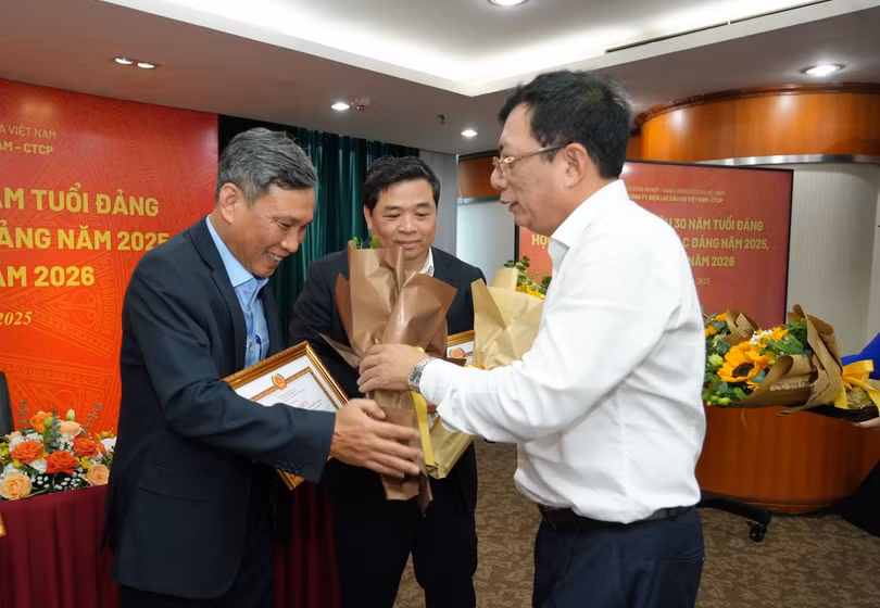 Đồng chí Lê Như Linh, Phó Bí thư Đảng ủy, Tổng Giám đốc Tổng công ty tặng hoa chúc mừng 4 tập thể cấp ủy được xếp loại “Hoàn thành xuất sắc nhiệm vụ”