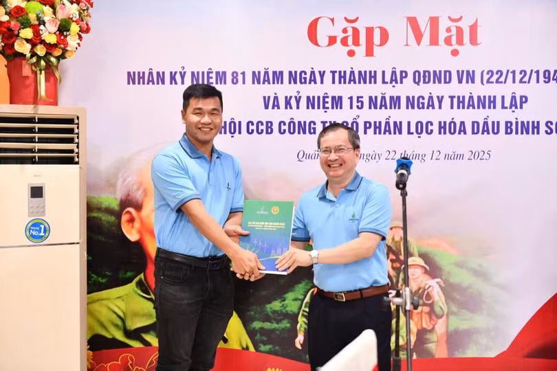 Ông Khương Lê Thành - Chủ tịch Hội CCB, Thành viên HĐQT BSR trao quyết định kết nạp hội viên mới, bổ sung lực lượng cho Hội CCB BSR.